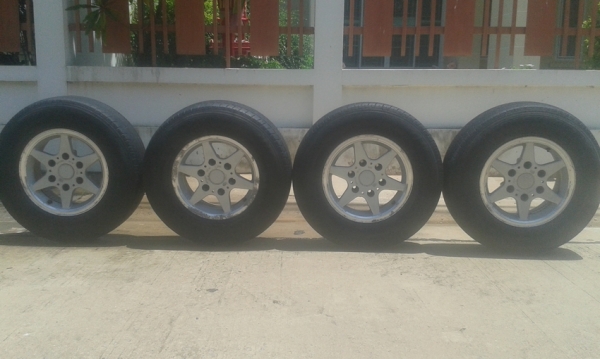ขายล้อแม็กกระบะ 6รู ไม่คดไม่ดุ้งมี4ล้อ พร้อมยาง Deestone 195/R14C ยางปี10 ขายยกชุด ตามสภาพ