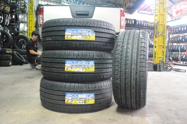 ACCELERA PHI-R 235/45R18 ปี15 เส้นละ 1,900 บาท