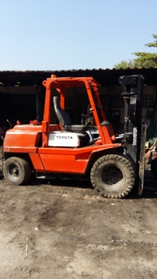 Forklift 4.0 ตัน TOYOTA ดีเซล เกียร์ครัชท์ ยกสูง 4.40 เมตร เสา3 ตอน เข้าตู้  เกียร์ครัชท์  ยางตัน