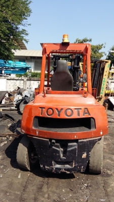 Forklift 4.0 ตัน TOYOTA ดีเซล เกียร์ครัชท์ ยกสูง 4.40 เมตร เสา3 ตอน เข้าตู้  เกียร์ครัชท์  ยางตัน