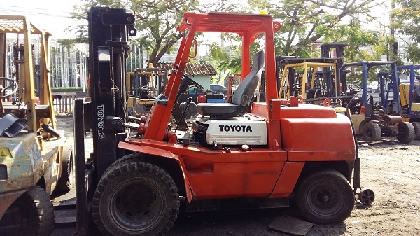 Forklift 4.0 ตัน TOYOTA ดีเซล เกียร์ครัชท์ ยกสูง 4.40 เมตร เสา3 ตอน เข้าตู้  เกียร์ครัชท์  ยางตัน