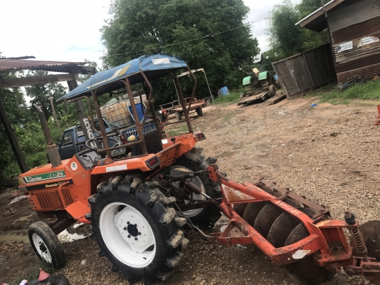 ขาย L1. 24แรง  พร้อมผาน 5*22 LCS  เครื่องดี เกียร์ดี ยกปั๊มไฮโดรลิคใหม่ ยกหางขึ้นไว แบตยังดี เบาะหุ้มให้ใหม่ครับ