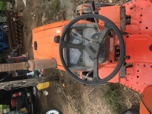 ขาย L1. 24แรง  พร้อมผาน 5*22 LCS  เครื่องดี เกียร์ดี ยกปั๊มไฮโดรลิคใหม่ ยกหางขึ้นไว แบตยังดี เบาะหุ้มให้ใหม่ครับ