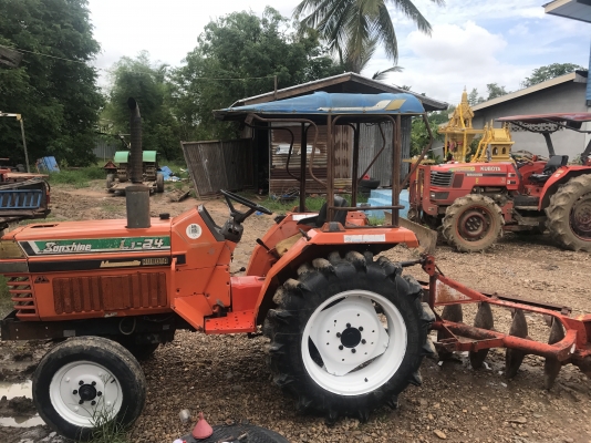 ขาย L1. 24แรง  พร้อมผาน 5*22 LCS  เครื่องดี เกียร์ดี ยกปั๊มไฮโดรลิคใหม่ ยกหางขึ้นไว แบตยังดี เบาะหุ้มให้ใหม่ครับ