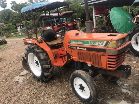 ขาย L1. 24แรง  พร้อมผาน 5*22 LCS  เครื่องดี เกียร์ดี ยกปั๊มไฮโดรลิคใหม่ ยกหางขึ้นไว แบตยังดี เบาะหุ้มให้ใหม่ครับ