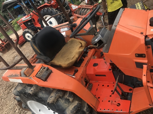 ขาย L1. 24แรง  พร้อมผาน 5*22 LCS  เครื่องดี เกียร์ดี ยกปั๊มไฮโดรลิคใหม่ ยกหางขึ้นไว แบตยังดี เบาะหุ้มให้ใหม่ครับ