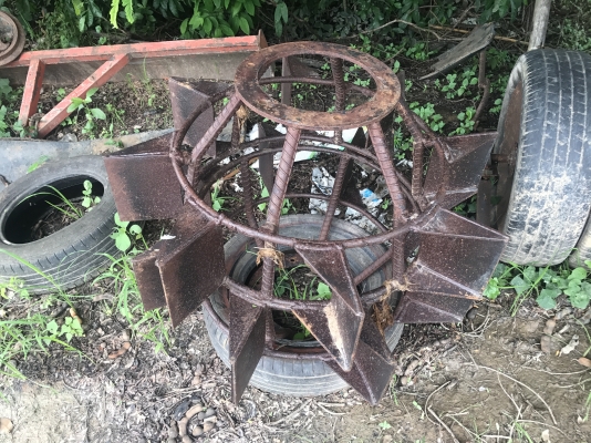 ขาย L1. 24แรง  พร้อมผาน 5*22 LCS  เครื่องดี เกียร์ดี ยกปั๊มไฮโดรลิคใหม่ ยกหางขึ้นไว แบตยังดี เบาะหุ้มให้ใหม่ครับ