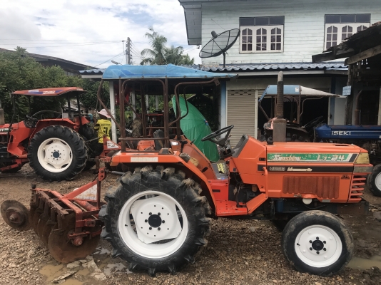 ขาย L1. 24แรง  พร้อมผาน 5*22 LCS  เครื่องดี เกียร์ดี ยกปั๊มไฮโดรลิคใหม่ ยกหางขึ้นไว แบตยังดี เบาะหุ้มให้ใหม่ครับ