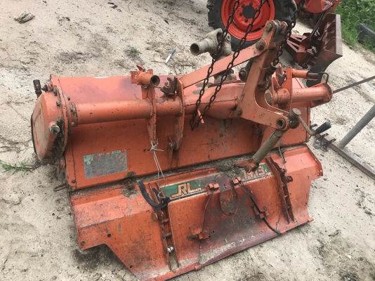 ขาย L1. 24แรง  พร้อมผาน 5*22 LCS  เครื่องดี เกียร์ดี ยกปั๊มไฮโดรลิคใหม่ ยกหางขึ้นไว แบตยังดี เบาะหุ้มให้ใหม่ครับ