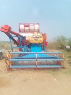 รถเกี่ยวข้าวศักดิ์พัฒนา ตัวเดิน12HT เครื่องHino 6HH210 turbo ปั้มพ์ไดกินส์