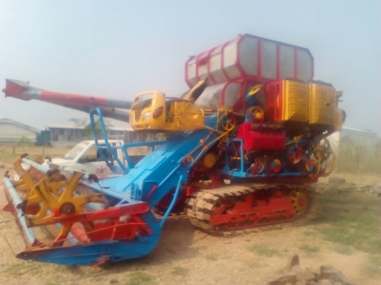 รถเกี่ยวข้าวศักดิ์พัฒนา ตัวเดิน12HT เครื่องHino 6HH210 turbo ปั้มพ์ไดกินส์ รถเกี่ยวข้าวศักดิ์พัฒนา ตัวเดิน12HT เครื่องHino 6HH210 turbo ปั้มพ์ไดกินส์