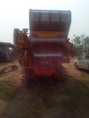 รถเกี่ยวข้าวศักดิ์พัฒนา ตัวเดิน12HT เครื่องHino 6HH210 turbo ปั้มพ์ไดกินส์ รถเกี่ยวข้าวศักดิ์พัฒนา ตัวเดิน12HT เครื่องHino 6HH210 turbo ปั้มพ์ไดกินส์