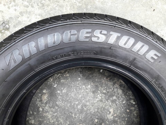 ยางรถยนต์มือสอง BRIDGESTONE รุ่น DURAVIS R611. 215 65R16 สัปดาที่37ปี2016 ลงพื้นปลายปี2016 สภาพสวยมากๆไร้ที่ติ ดอกเต็มๆ90\%คุ้มสุดๆใช้อีกยาวๆไม่แพง