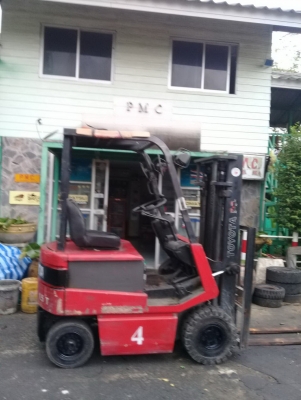 +++ ขายโฟล์คลิฟท์ไฟฟ้านั่งขับ  TOYOTA 5FB15  ขนาด  1.5  ตัน    เสา  3  เมตรครับ