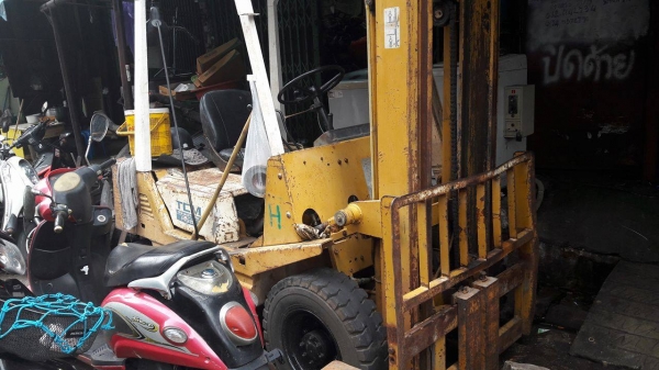 ขายรถ 2ตันครึ่ง ยกสูง3เมตร เครื่องเบนซิล 80000 ยี่ห้อTCM รุ่นตามเพช FVG25