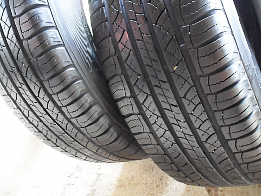 ยาง17 มิชลิน 225-65-17ดอกเกือบ1เซ็น ลงพื้นปี14 เส้นละ550