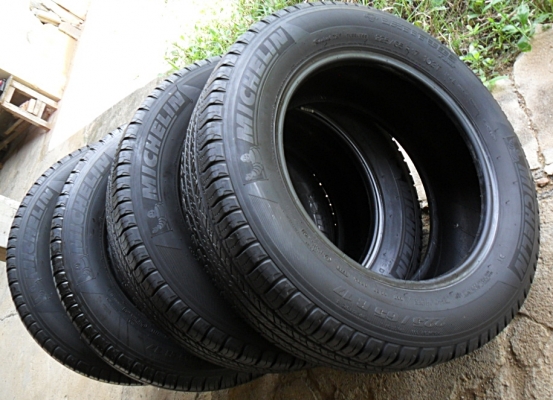 ยาง17 มิชลิน 225-65-17ดอกเกือบ1เซ็น ลงพื้นปี14 เส้นละ550