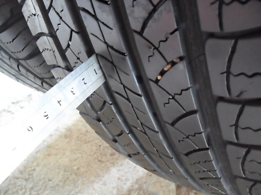 ยาง17 มิชลิน 225-65-17ดอกเกือบ1เซ็น ลงพื้นปี14 เส้นละ550