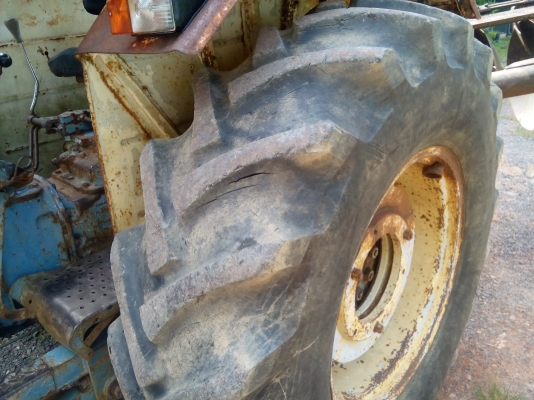 ขายรถไถ่ฟอร์ด 6600 T5  พร้อมใช้งาน..เล่มทะเบียนพร้อม