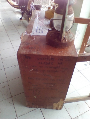 ตะเกียงและตู้ไม้สัก 1330.- ตะเกียงและตู้ไม้สัก 1330.-