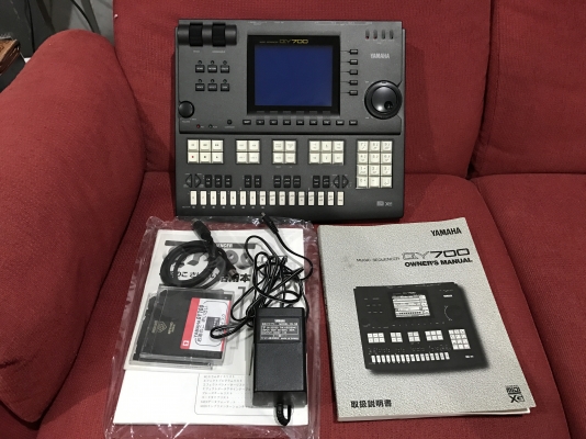 YAMAHA QY-700 (MADE IN JAPAN) ซีเควนเซ่อร์งานเวทีแสดงสด เสียงดีที่สุด พร้อมกระเป๋า