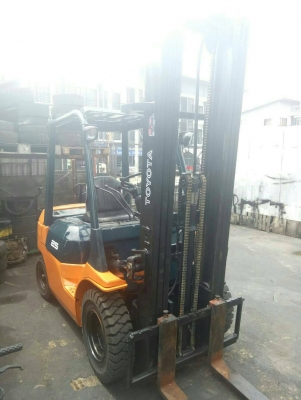 ขายรถยกขนาด2.5่ตันเสาสูง6เมตรเครื่องยนต์ดีเซลราคา390,000บาท