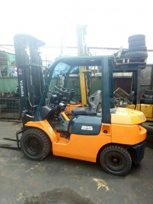 ขายรถยกขนาด2.5่ตันเสาสูง6เมตรเครื่องยนต์ดีเซลราคา390,000บาท