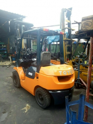 ขายรถยกขนาด2.5่ตันเสาสูง6เมตรเครื่องยนต์ดีเซลราคา390,000บาท