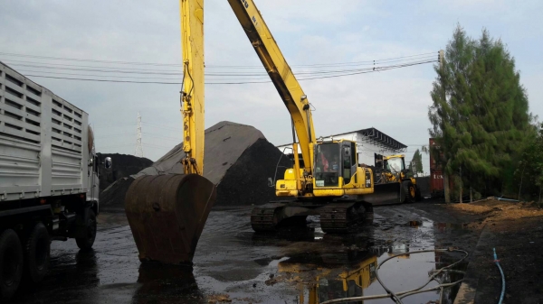 รถขุดแขนยาว KOMATSU PC200-8