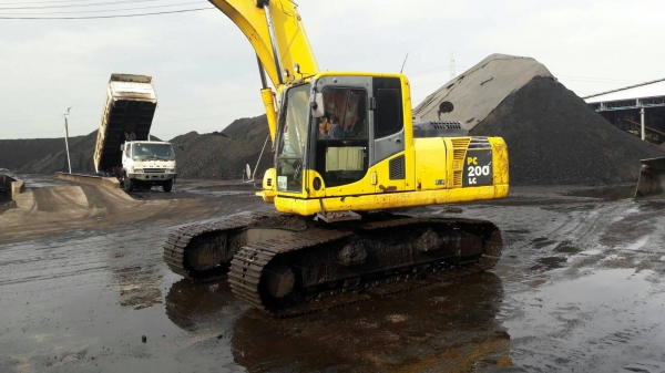 รถขุดแขนยาว KOMATSU PC200-8