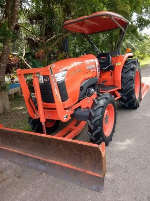 ขายรถไถคูโบต้า  L4708DT  (4wd)   รถสวย เกรดเอ  สีเดิม100\%  ใช้งานน้อยมากๆครับ สภาพนางฟ้า. สวยงามสุดๆ    เลขไมล์340ชั่วโมง มาพร้อมมีอุปกรณ ์ดันหน้า กับ หางตัดหญ้า1.5เมตรของใหม่    เล่มทะเบียนพร้อม