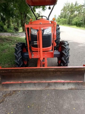 ขายรถไถคูโบต้า  L4708DT  (4wd)   รถสวย เกรดเอ  สีเดิม100\%  ใช้งานน้อยมากๆ. สวยงามสุดๆเลขไมล์ 250 ชั่วโมง มาพร้อมมีอุปกรณ ์ดันหน้า กับ ผาน4 กริ๊บๆ   เล่มทะเบียนพร้อม