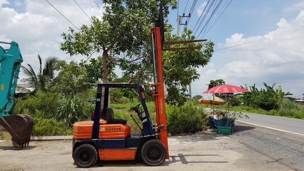 ขายด่วนรถยก TOYOTA 5FG25ยก2.5ตันยกให้ดูจริงหนัก2.5ตันได้สบายเสาสูง3เมตรยางตันใหม่4เส้นรถนอกนำเข้ายังไม่เคยใช้งานในเมืองไทยเลย