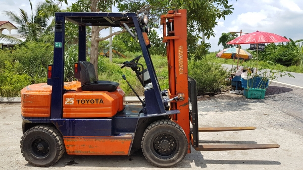 ขายด่วนรถยก TOYOTA 5FG25ยก2.5ตันยกให้ดูจริงหนัก2.5ตันได้สบายเสาสูง3เมตรยางตันใหม่4เส้นรถนอกนำเข้ายังไม่เคยใช้งานในเมืองไทยเลย