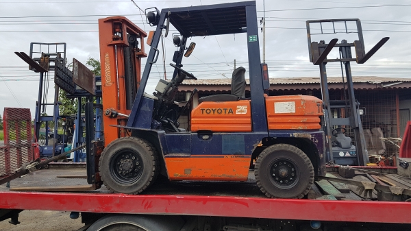 ขายด่วนรถยก TOYOTA 5FG25ยก2.5ตันยกให้ดูจริงหนัก2.5ตันได้สบายเสาสูง3เมตรยางตันใหม่4เส้นรถนอกนำเข้ายังไม่เคยใช้งานในเมืองไทยเลย