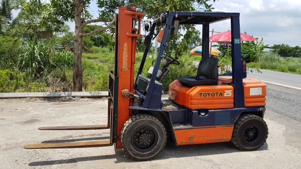 ขายด่วนรถยก TOYOTA 5FG25ยก2.5ตันยกให้ดูจริงหนัก2.5ตันได้สบายเสาสูง3เมตรยางตันใหม่4เส้นรถนอกนำเข้ายังไม่เคยใช้งานในเมืองไทยเลย