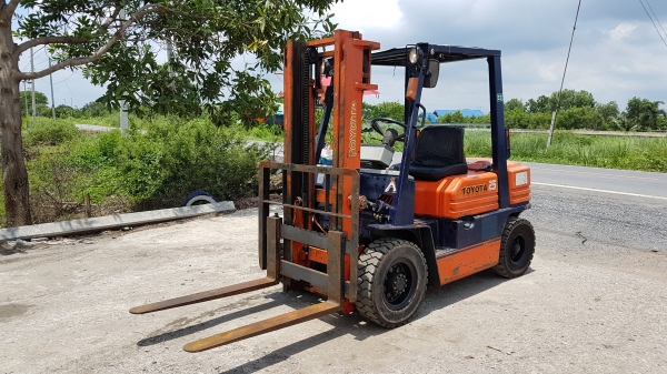 ขายด่วนรถยก TOYOTA 5FG25ยก2.5ตันยกให้ดูจริงหนัก2.5ตันได้สบายเสาสูง3เมตรยางตันใหม่4เส้นรถนอกนำเข้ายังไม่เคยใช้งานในเมืองไทยเลย