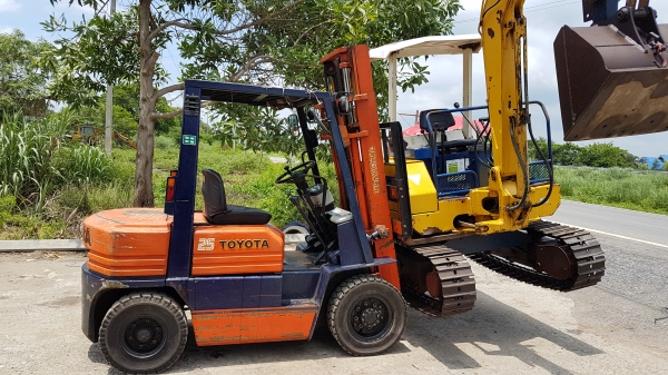 ขายด่วนรถยก TOYOTA 5FG25ยก2.5ตันยกให้ดูจริงหนัก2.5ตันได้สบายเสาสูง3เมตรยางตันใหม่4เส้นรถนอกนำเข้ายังไม่เคยใช้งานในเมืองไทยเลย