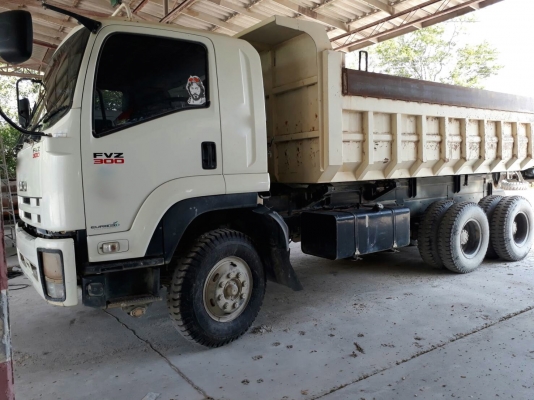 รถอีซูซุ 10 ล้อดั้ม FVZ 300 แรงม้า. ปี 56 , ( รถ วิ่ง 8x,xxx กม.) สนใจติดต่อ 081 - 6079515