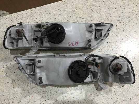 ไฟหน้า NISSAN A32 เก่าญี่ปุ่นเเท้ขาไม่หักหลอดครบมีรอยตามรูป1ข้าง
