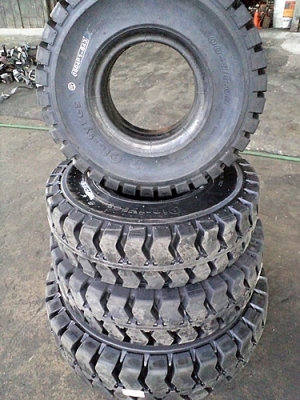 "ขายถูก ยางตันยี่ห้อ Pio-tyres (รถโฟล์คลิฟท์-ยางตันใหม่) มีทุกขนาด/เบอร์  ติดต่อวิวัฒน์ 087-9834888