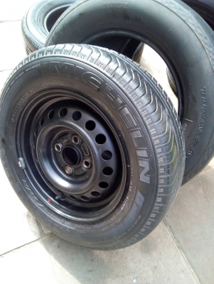 ล้ออะไหล่ ยาง 175/70R13 มี 1 ล้อ 700 บาท โทร.081-427-3941 ตจว.ส่งได้ครับ ล้ออะไหล่ ยาง 175/70R13 มี 1 ล้อ 700 บาท โทร.081-427-3941 ตจว.ส่งได้ครับ