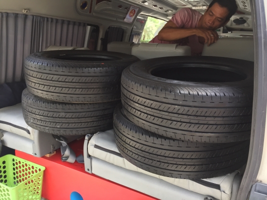 ยาง Goodyear 215 70 15 ปี16 ดอกเต็ม ไม่มีปะ ใช้ยาว ราคาไม่แพง