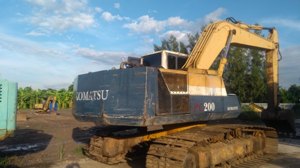 รถแม็คโคร KOMATSU PC200 รุ่น 3 พร้อมใช้งาน