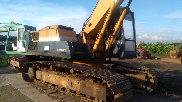 รถแม็คโคร KOMATSU PC200 รุ่น 3 พร้อมใช้งาน