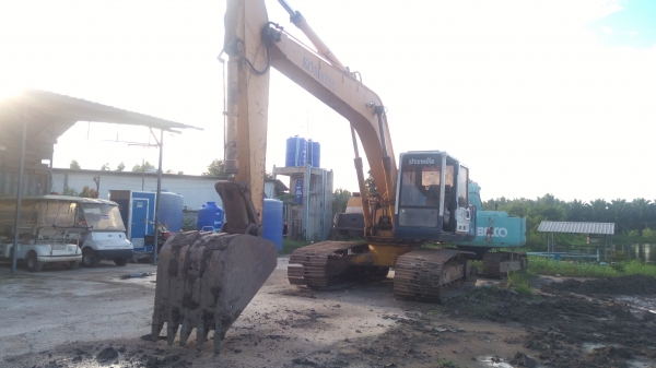 รถแม็คโคร KOMATSU PC200 รุ่น 3 พร้อมใช้งาน