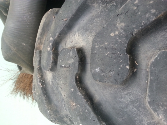 ยางรถตัก รถเกรด 14.00-24  สภาพ 90 \%