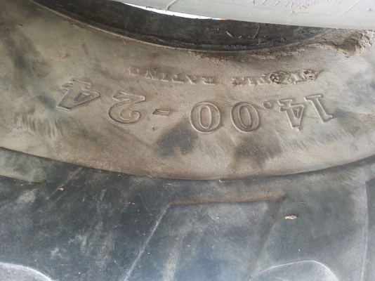 ยางรถตัก รถเกรด 14.00-24  สภาพ 90 \%