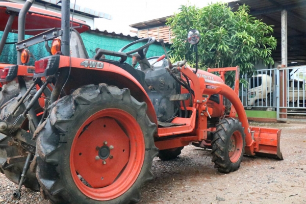 สามย่านแทรคเตอร์  ขายรถไถ KUBOTA   B2420 พร้อมดันหน้าKUBOTA คานบน 854ชม.สภาพสวยๆ เดิมๆ เครื่องแน่น เกียร์ดี ไฮดรอลิกดี  ราคา 195,000 มีรถขนส่งบริการ ร้านสามย่านแทรคเตอร์ อ.แกลง จ.ระยอง 0897489639,0818618678,0899347475 id line=0897489639 id line=0818618678