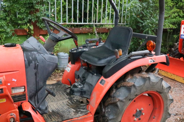 สามย่านแทรคเตอร์  ขายรถไถ KUBOTA   B2420 พร้อมดันหน้าKUBOTA คานบน 854ชม.สภาพสวยๆ เดิมๆ เครื่องแน่น เกียร์ดี ไฮดรอลิกดี  ราคา 195,000 มีรถขนส่งบริการ ร้านสามย่านแทรคเตอร์ อ.แกลง จ.ระยอง 0897489639,0818618678,0899347475 id line=0897489639 id line=0818618678